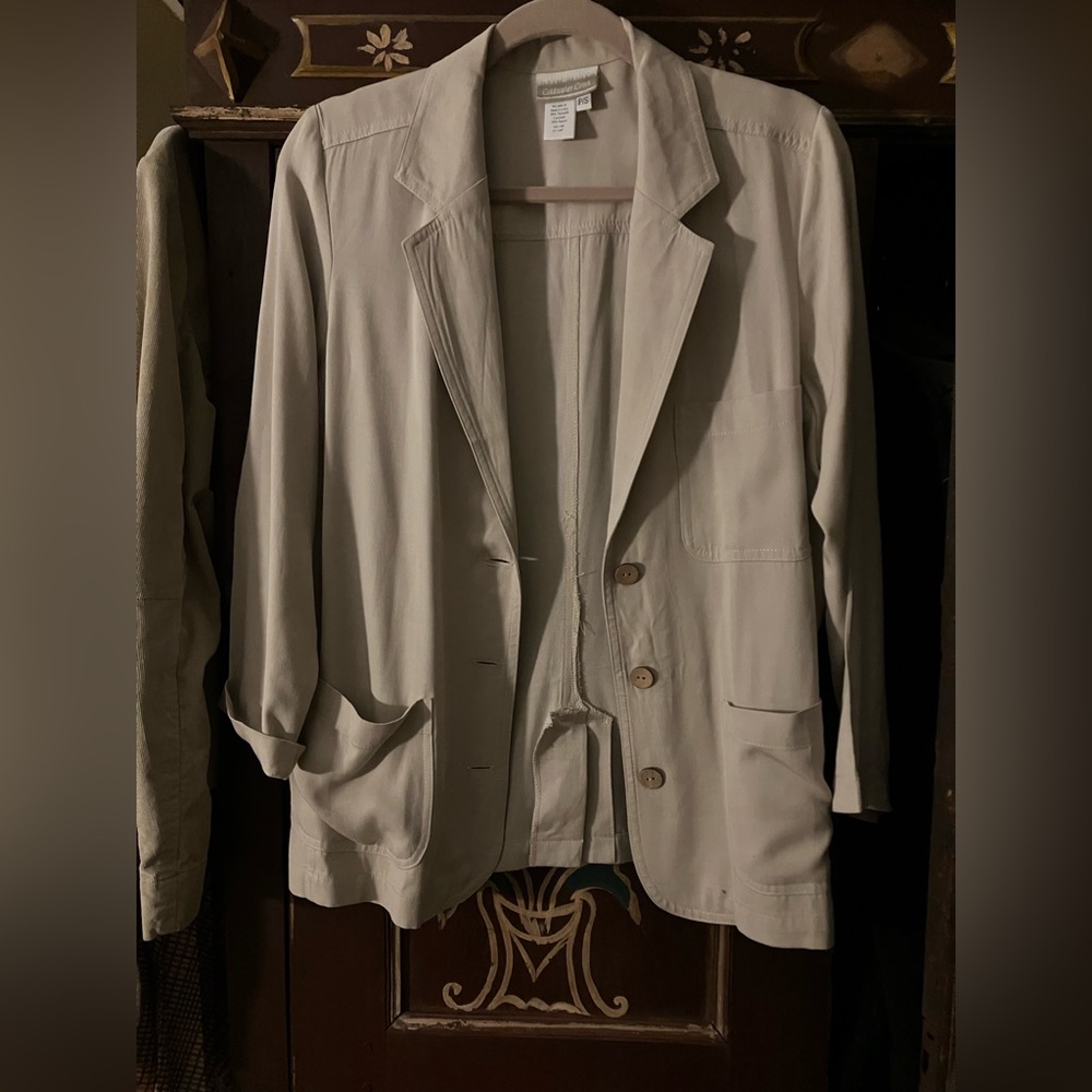 Coldwater Creek casual light weight tan jacket with pockets!
